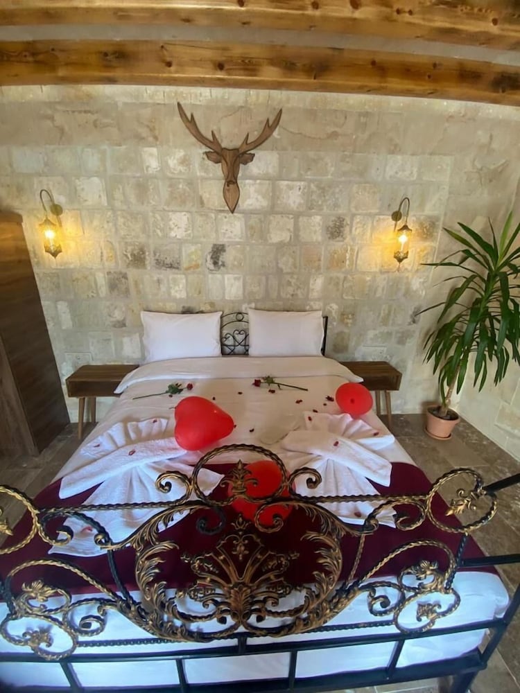 Lavinia Cappadocia Cave 37/50