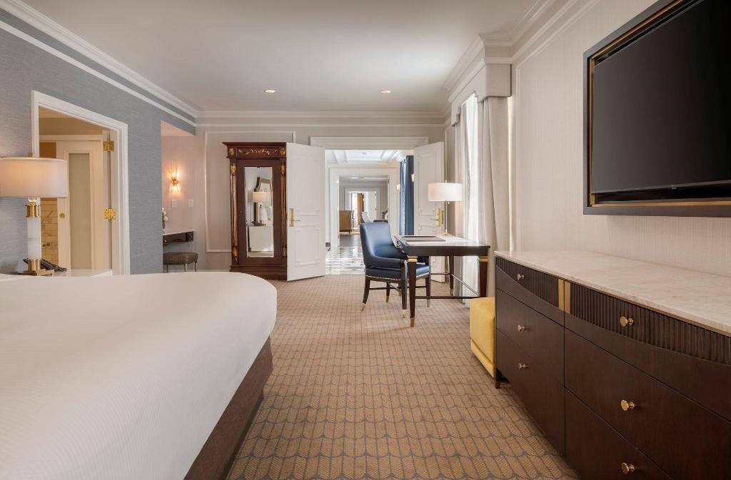 Suite, King Bed, Statue View