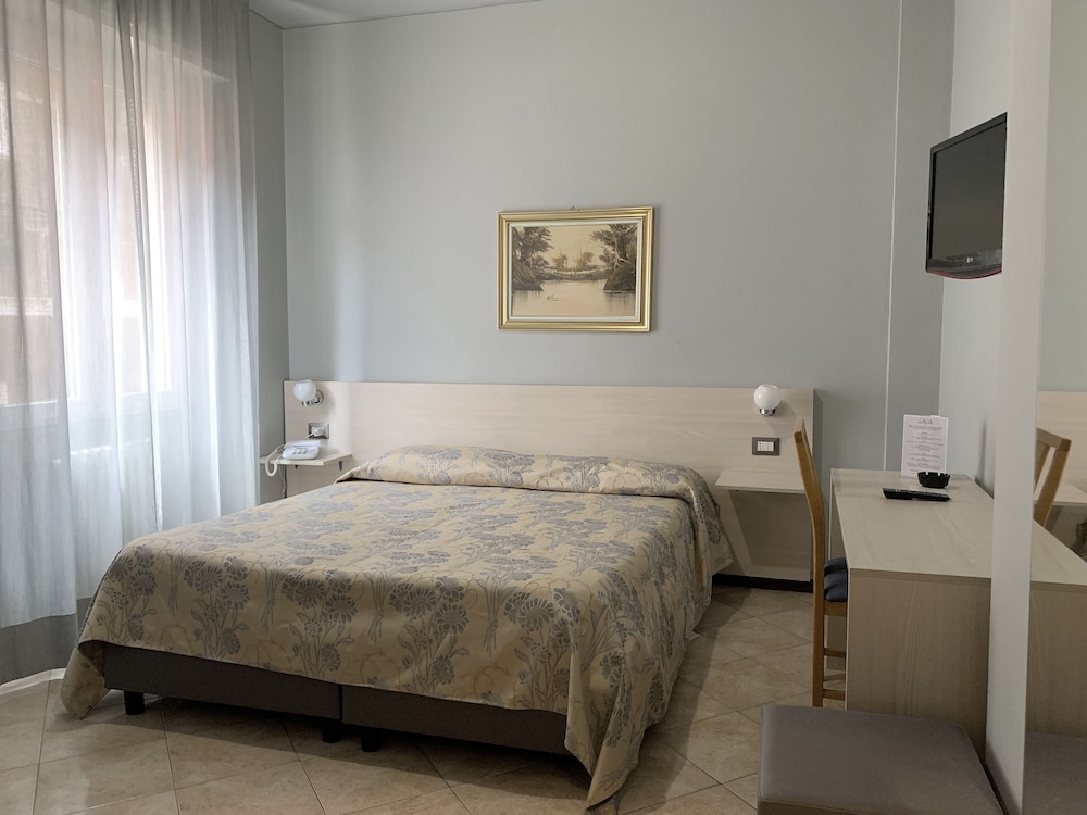 ROOM, DOUBLE BED