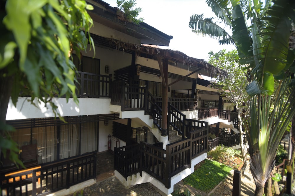 The Strand Boutique Resort 2/75