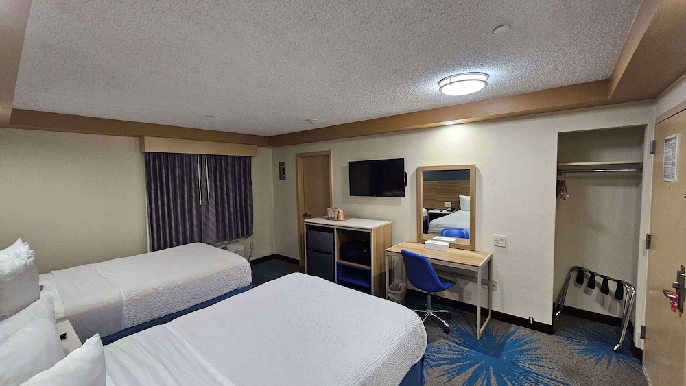 Standard, 2 Double Beds, Econo Lodge Woodbridge 2/10