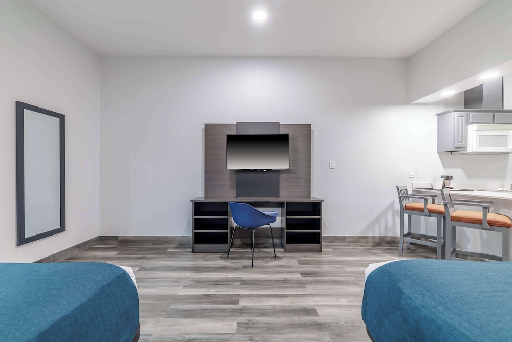 Studio6 Suites Brenham, TX 32/47