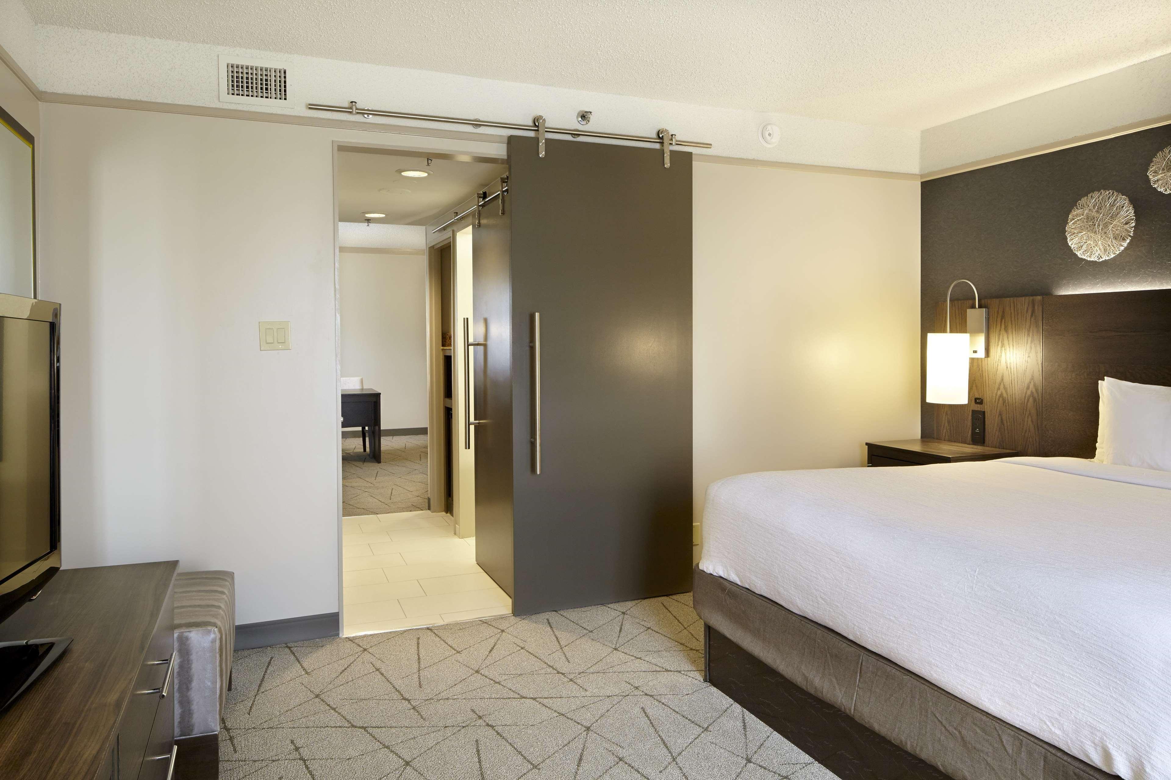 2 ROOMS, SUITE, KING BED, LARGE, CORNER