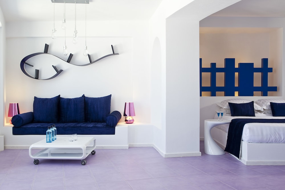 AVANT GARDE SUITES 57/82