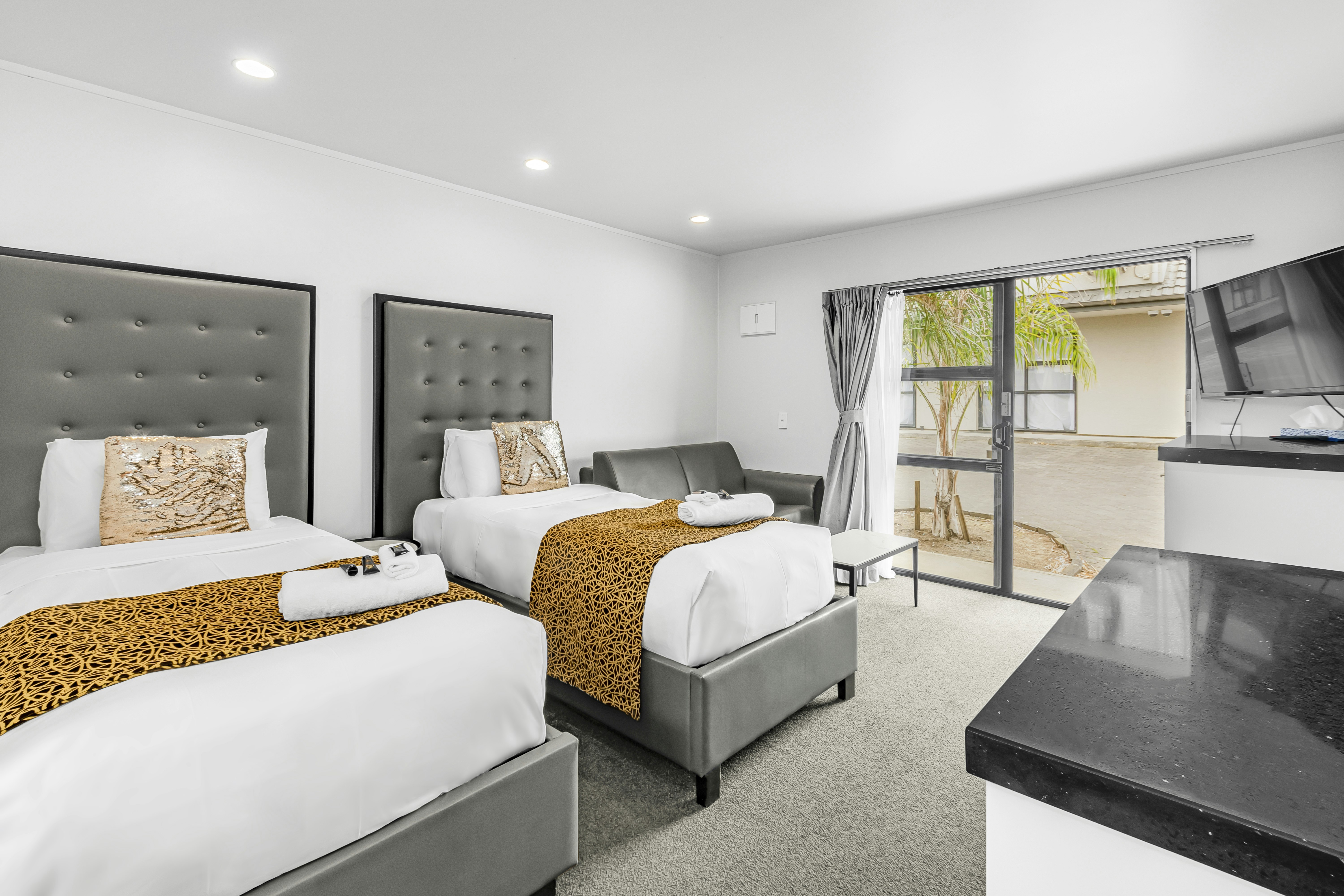 STUDIO, TWIN BEDS