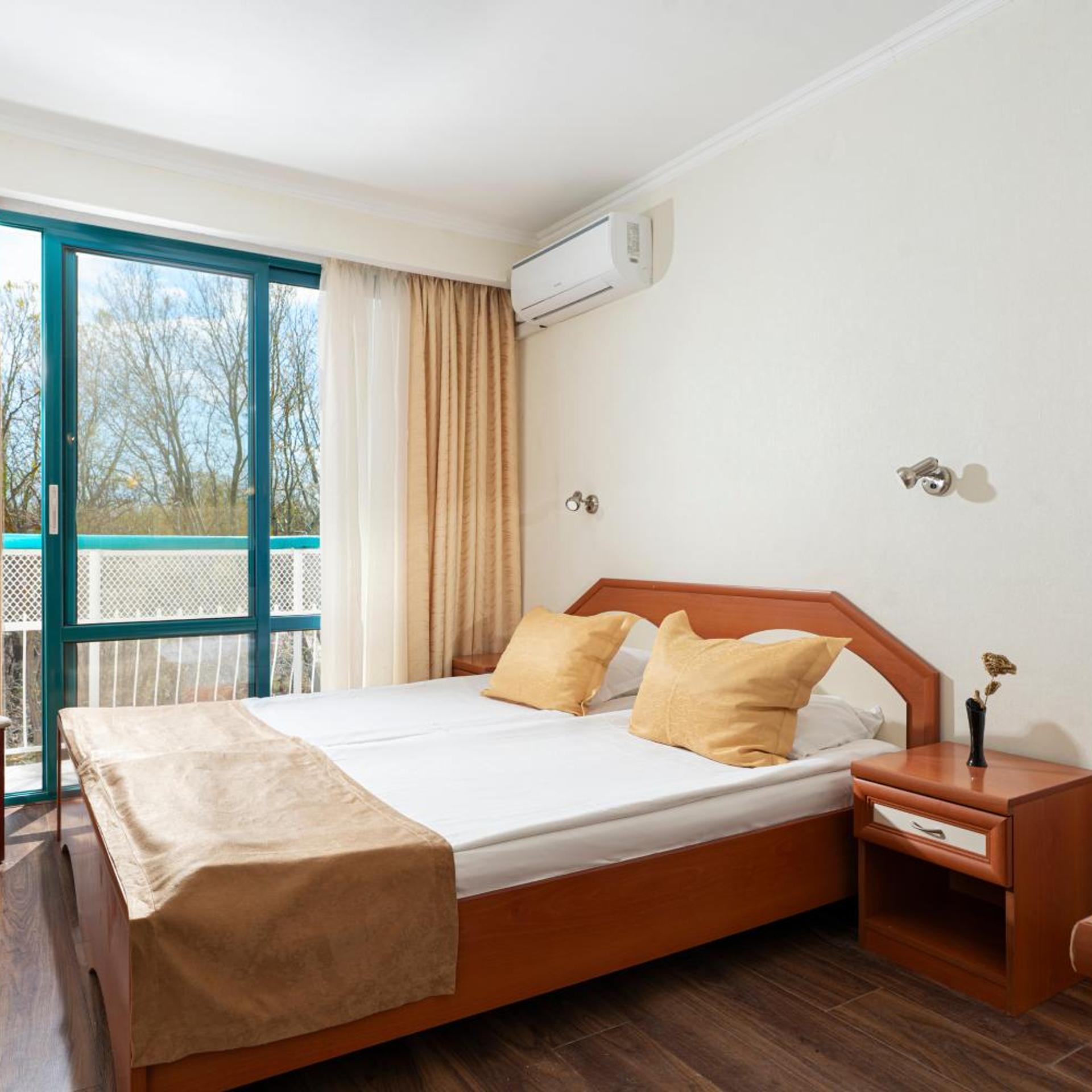 Room, Double or Twin Bed, Street View, Balcony