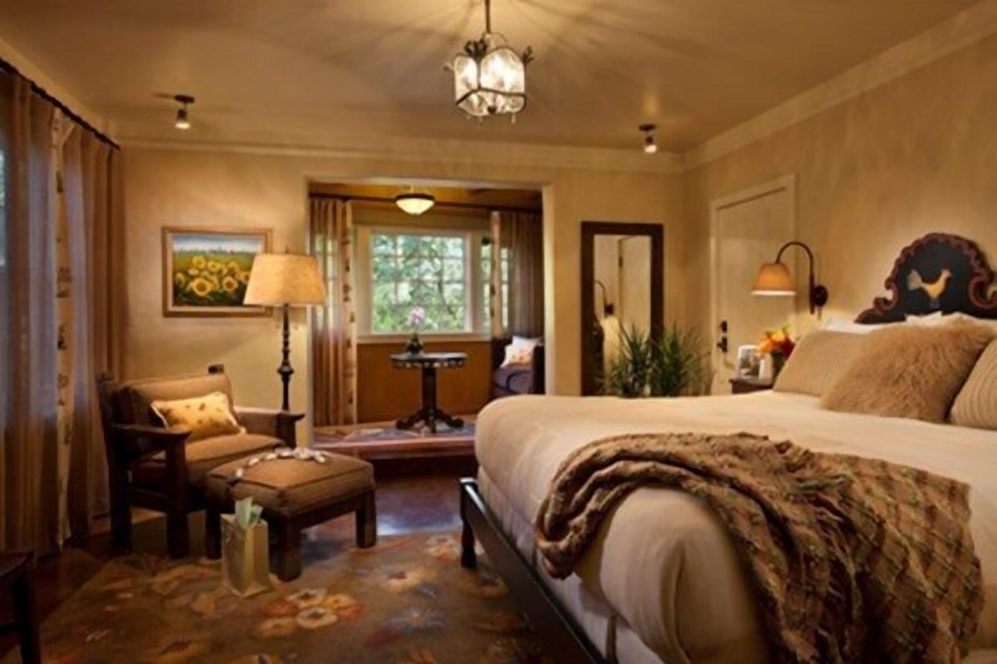 DELUXE, KING BED