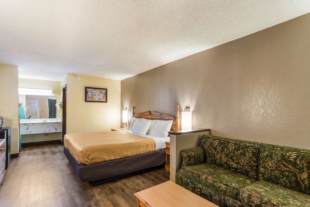 Econo Lodge Clinton - Jackson West, MS 14/25