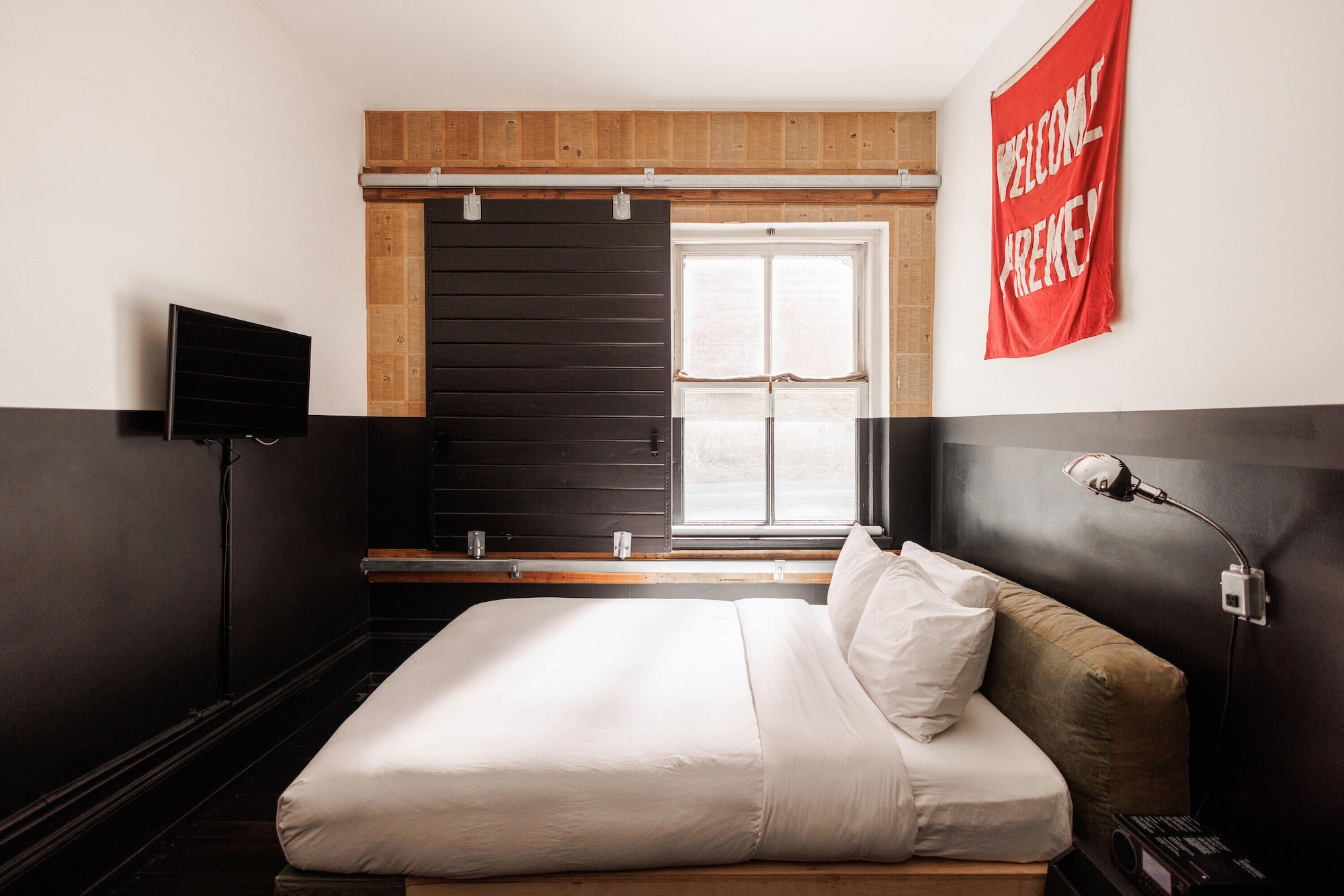 ROOM, QUEEN BED, SHARED BATHROOM