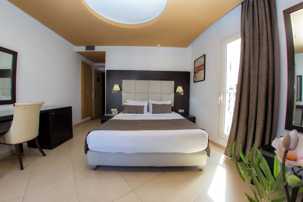 Malak Hotel 7/28
