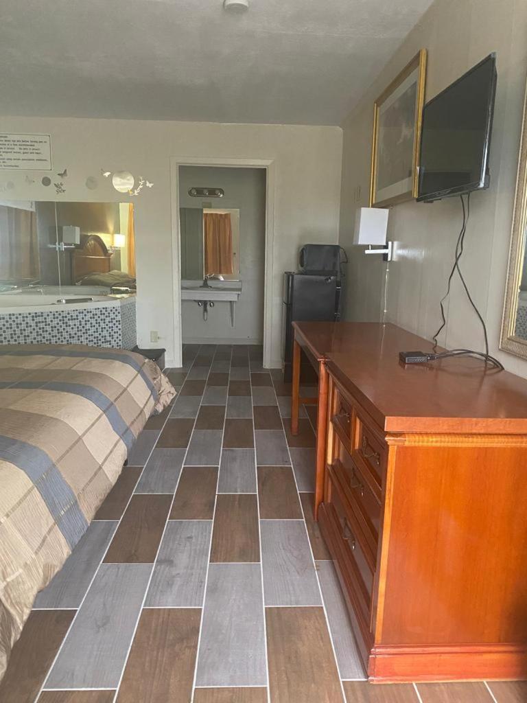 Country Club Inn &amp; Suites 4/51