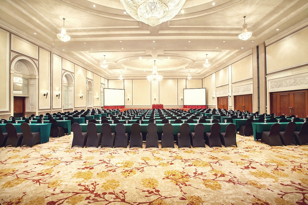 Menara Peninsula Hotel 41/46