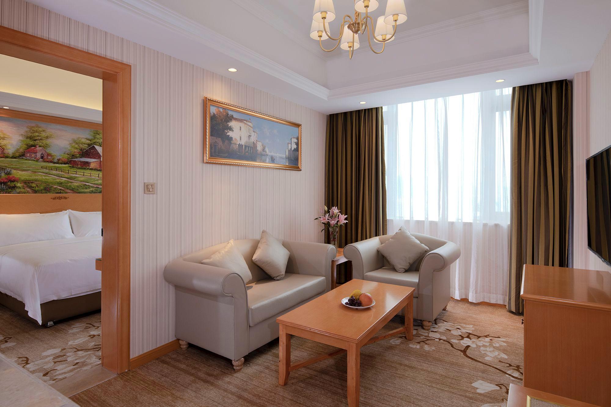 Vienna Hotel (Shenzhen Henggang Metro Station) 30/40
