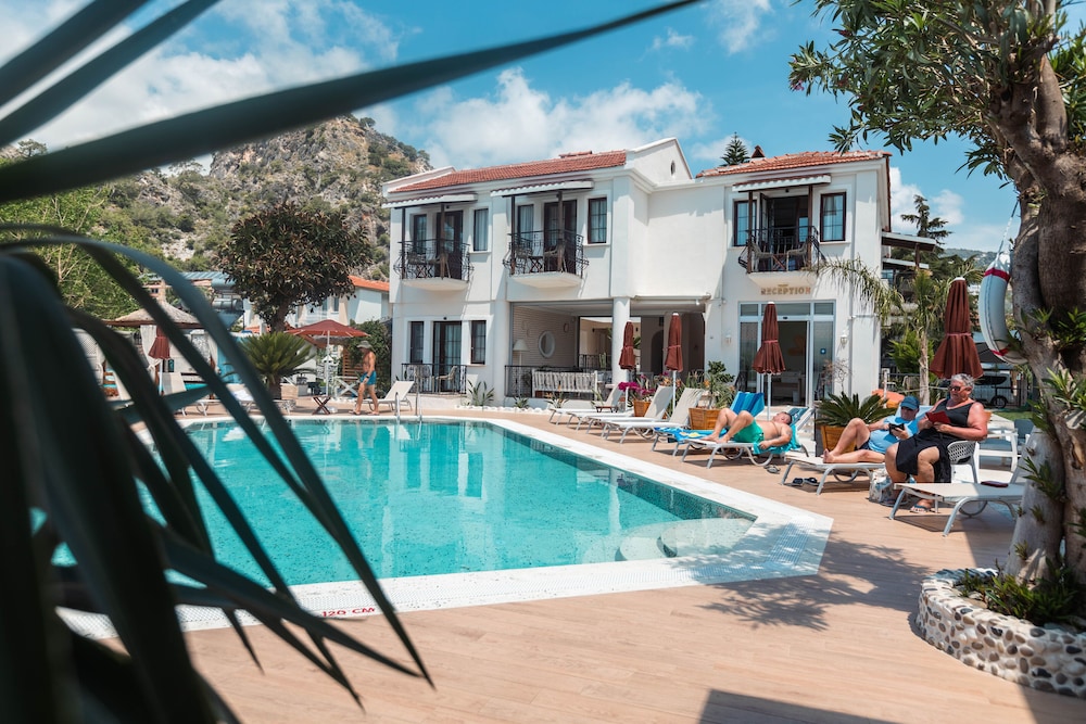 Bronze Hotel - Adults Only 4/32