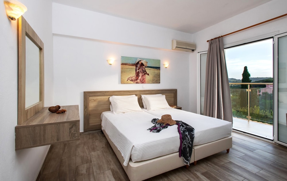 Pelagos Hotel 12/40