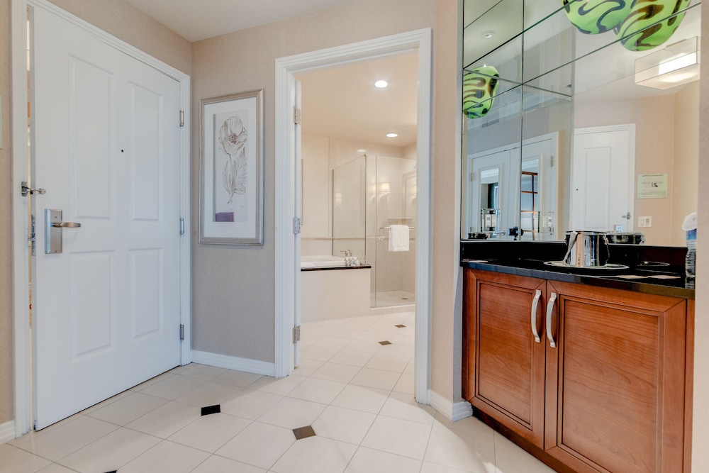 Stripviewsuites At Signature 8/73