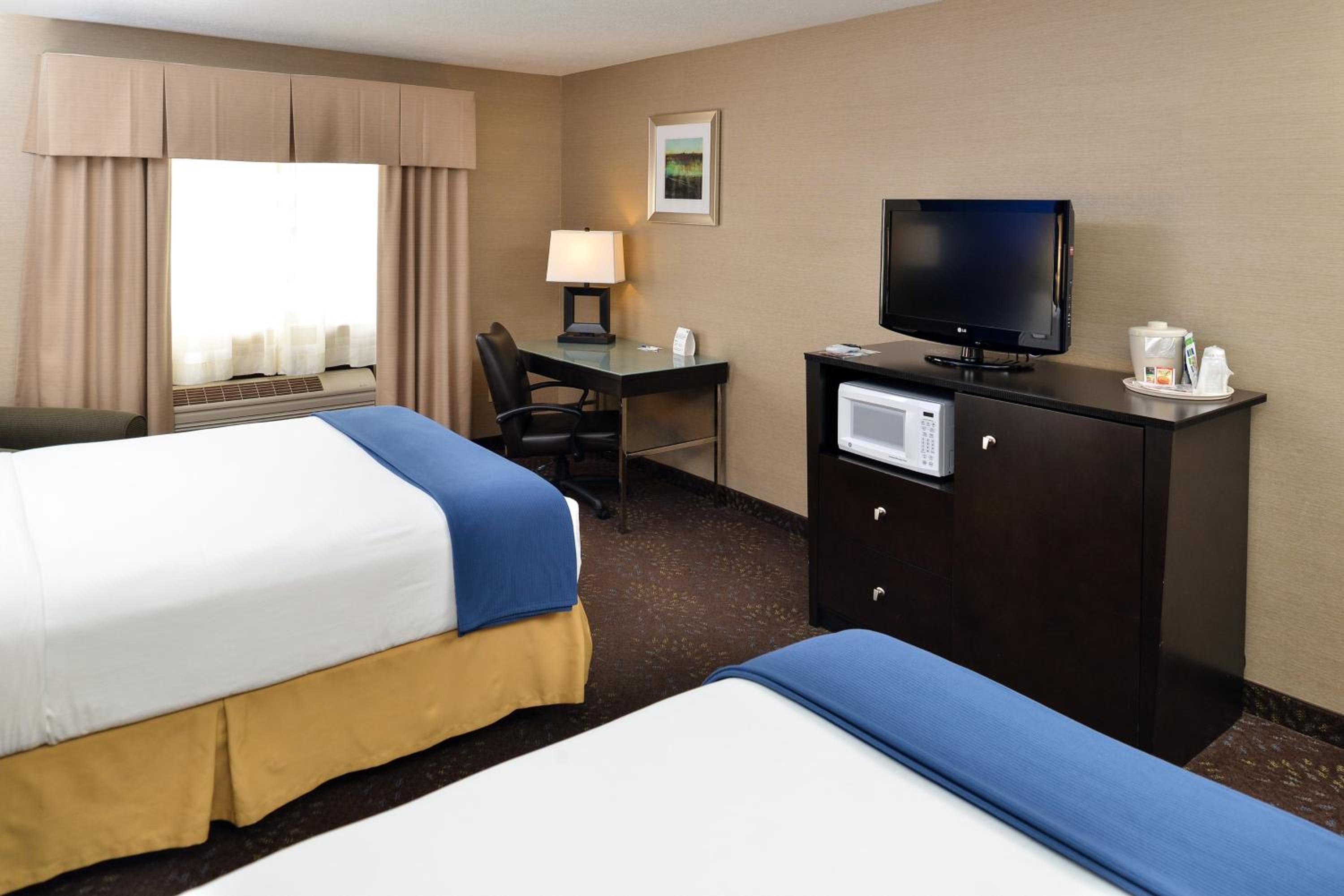 غرفة قياسية بسريرين كوين بحوض استحمام لذوي الإعاقة، Holiday Inn Express Hotel Suites Charlotte 4/6