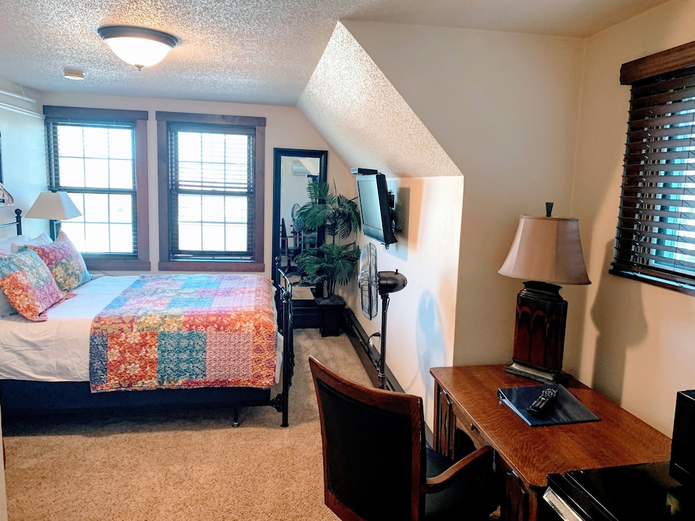 Iowa House 30/50