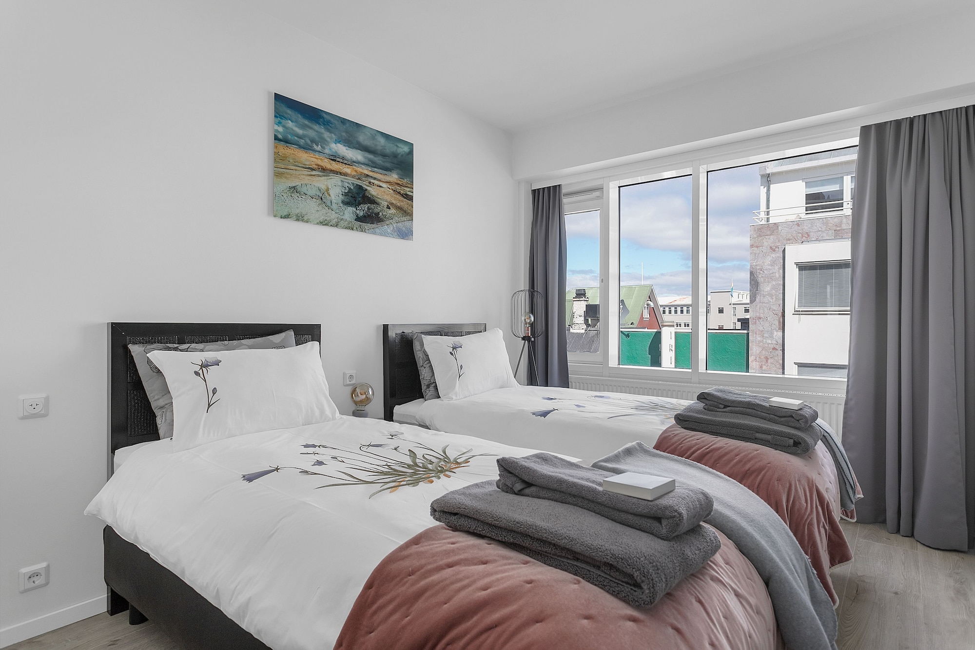 CITY, TWIN BEDS