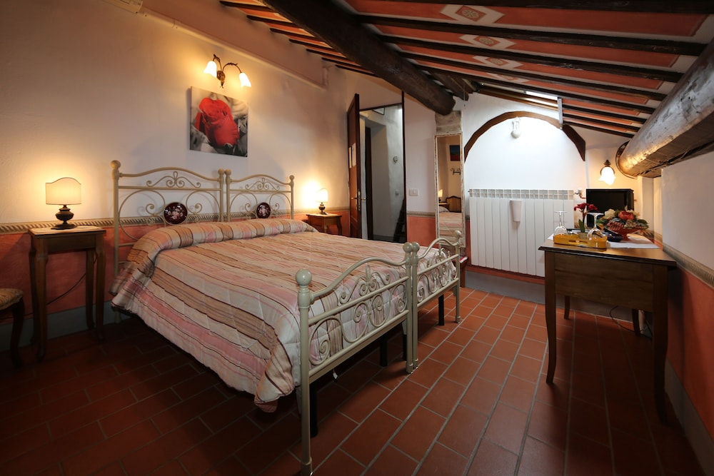Economy, Suite, Queen Bed, External Bathroom