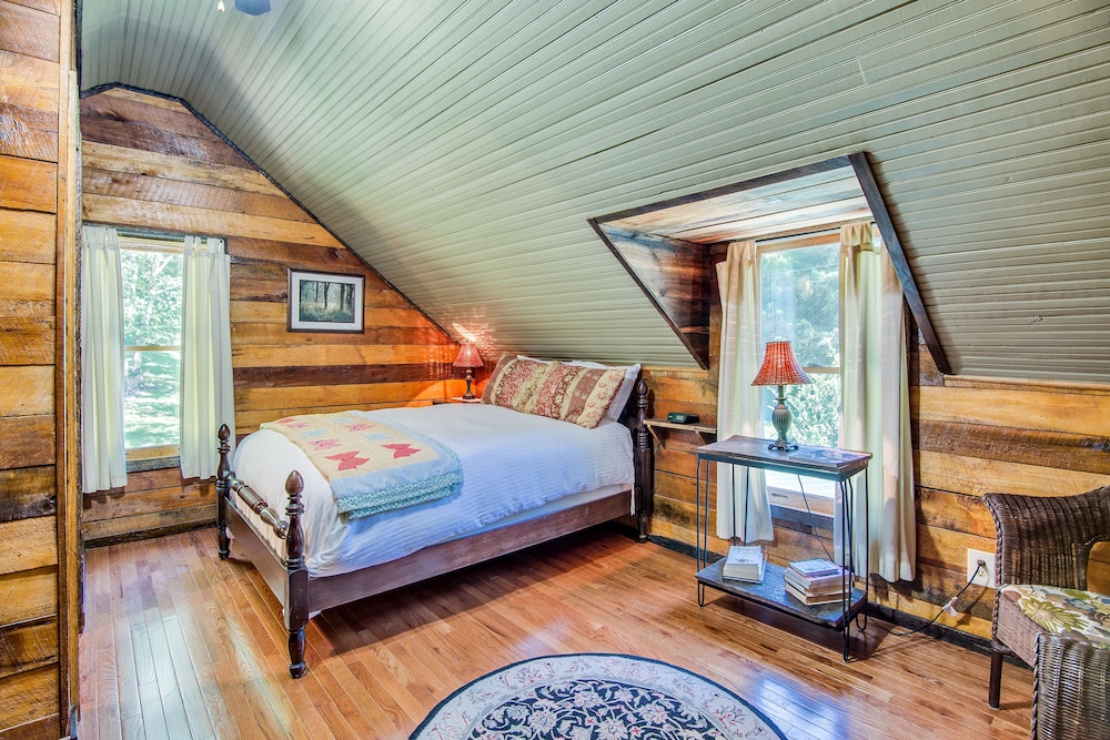 Butterfly Hollow Bed and Breakfast 3/32