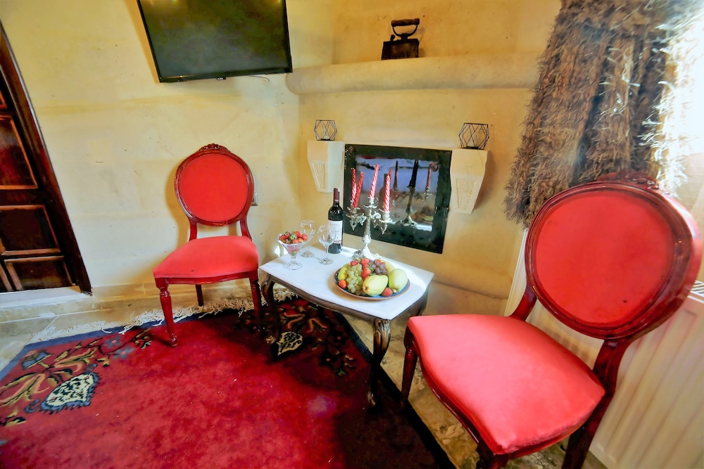 Larissa Cave Hotel 40/50