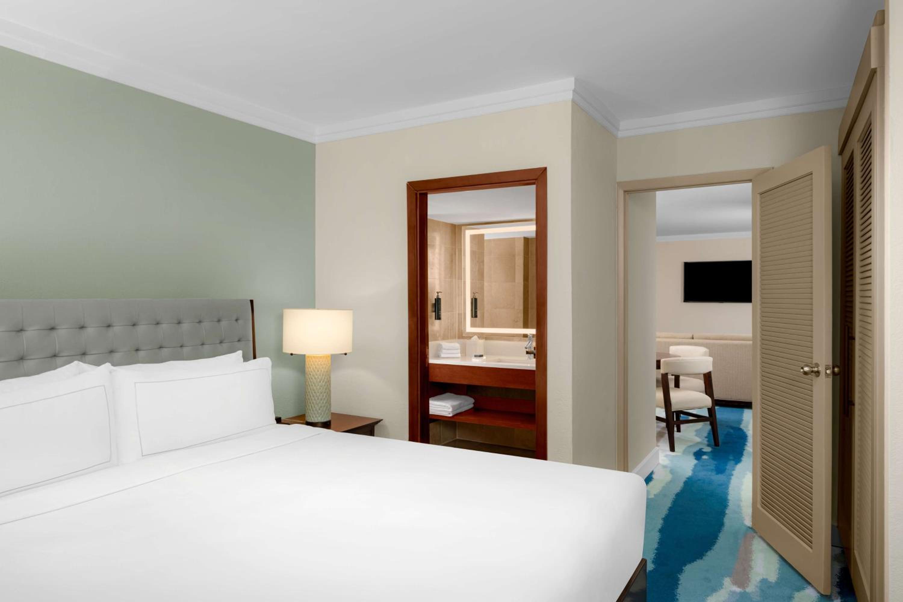 Suite, King Bed, Sofa, French Balcony, Bonaire Tower