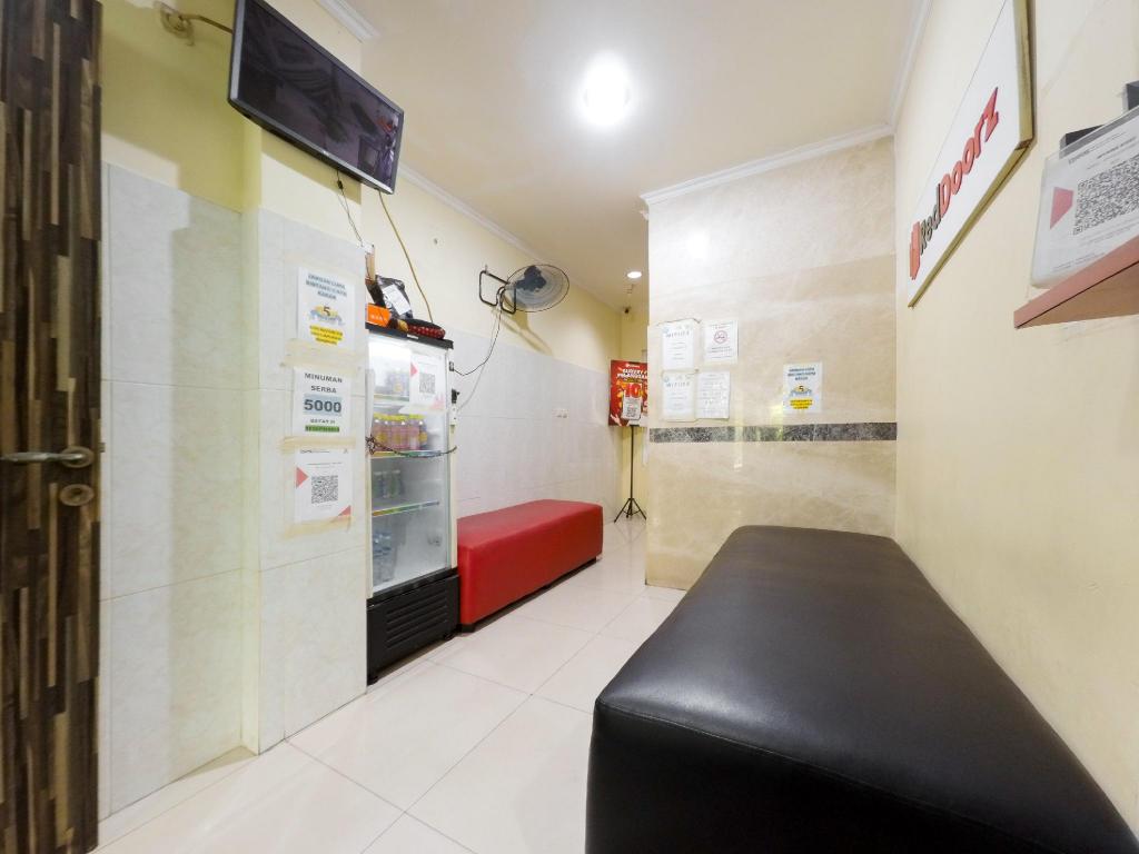 Reddoorz Plus Near Mall Ciputra Jakarta 16/51