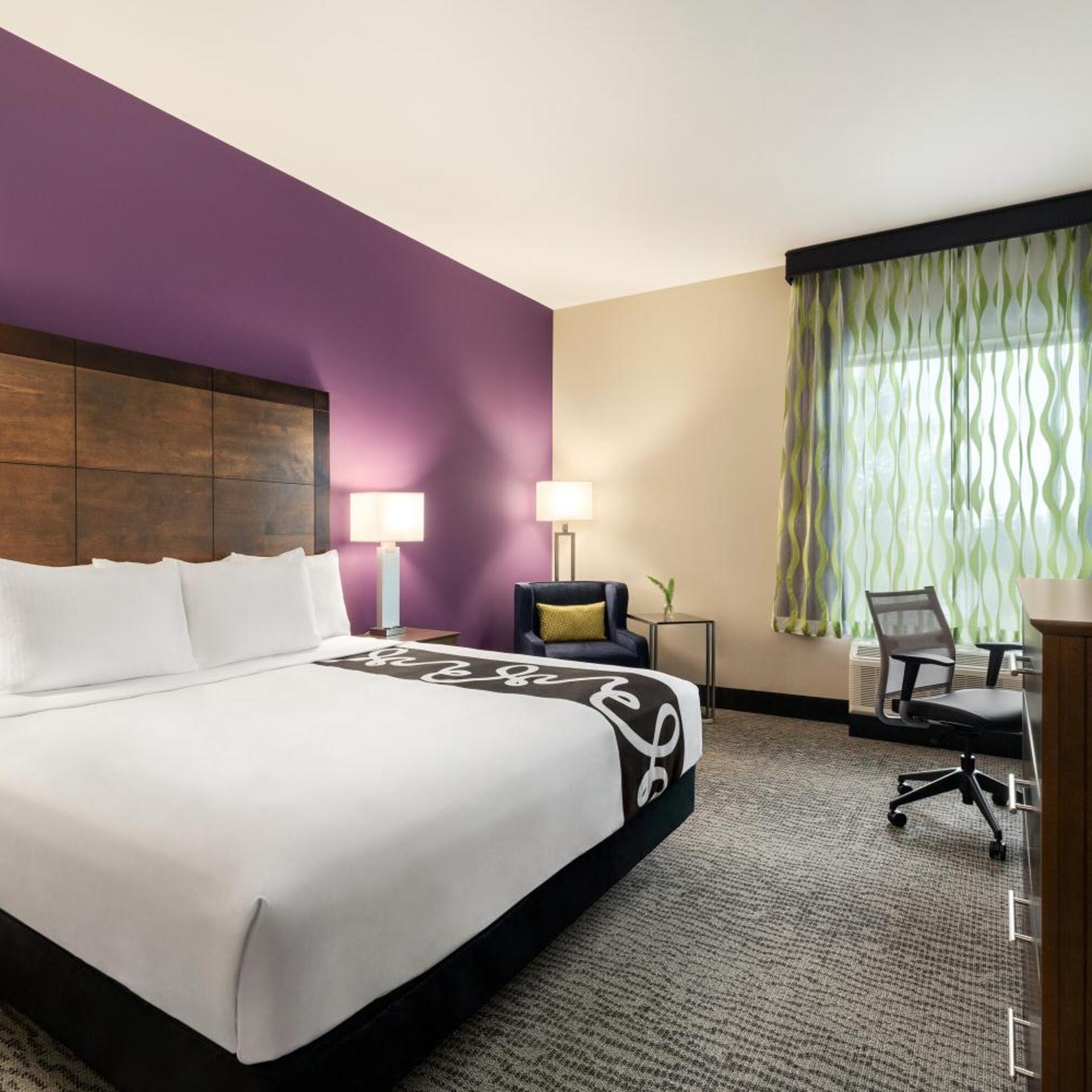 غرفة بسرير كينج بمطبخ صغير، La Quinta Inn And Suites by Wyndham Burlington 2/7