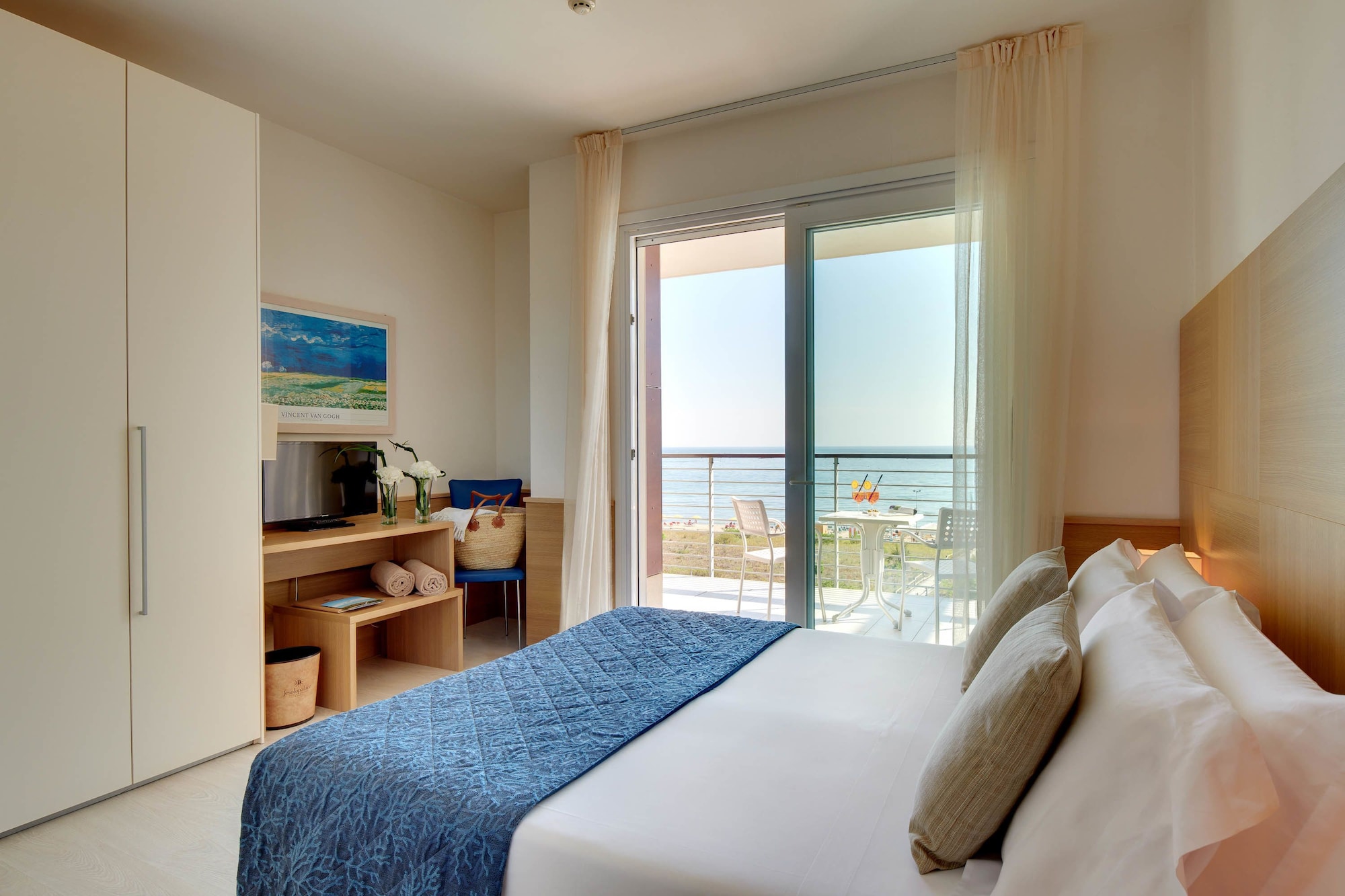 CLASSIC, QUEEN BED, SEA VIEW