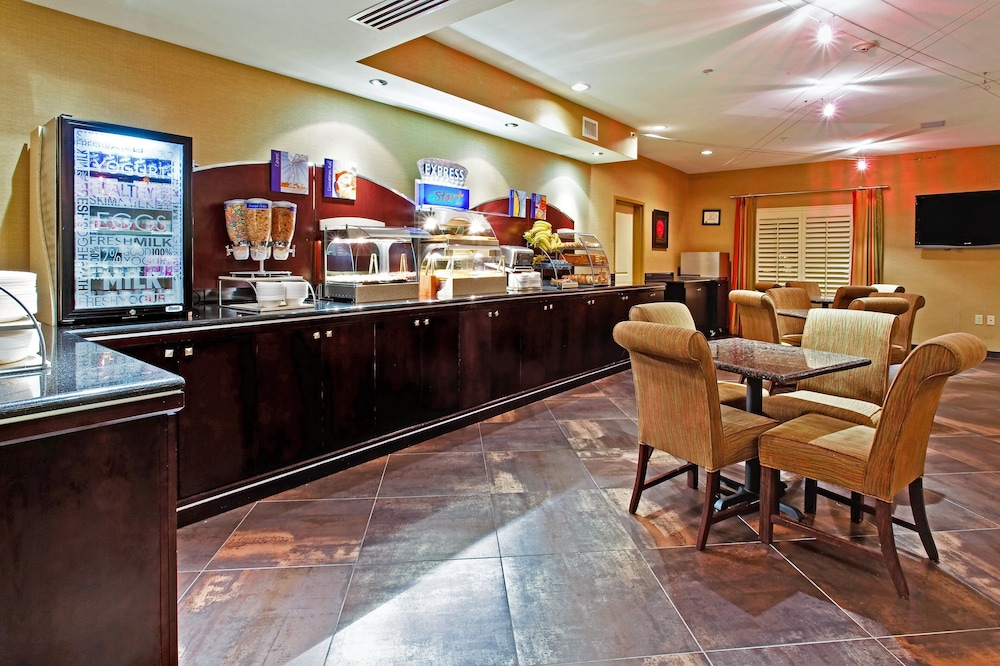 Holiday Inn Express Hotel Suites Dallas South Desoto 51/72