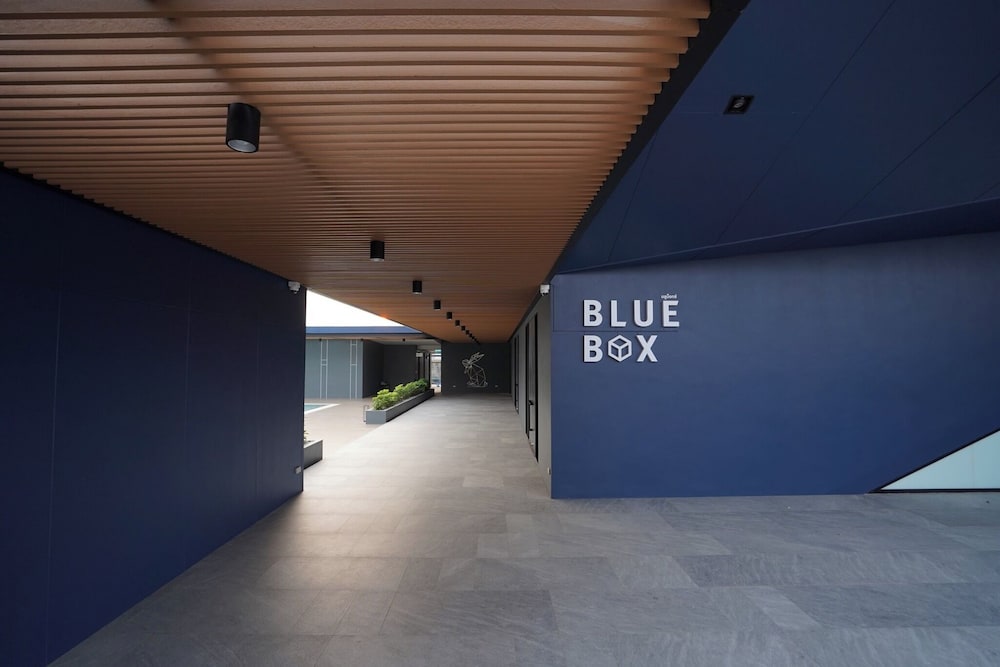 Blue Rabbit Hotel 10/57