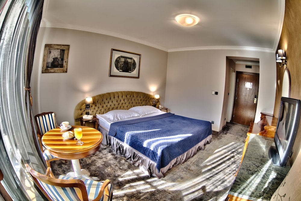 Meg Lozenetz Hotel 13/62