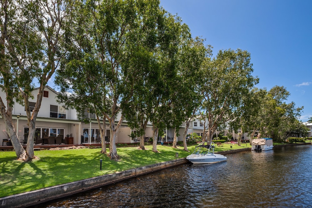 NOOSA ENTRANCE WATERFRONT RESORT 75/80