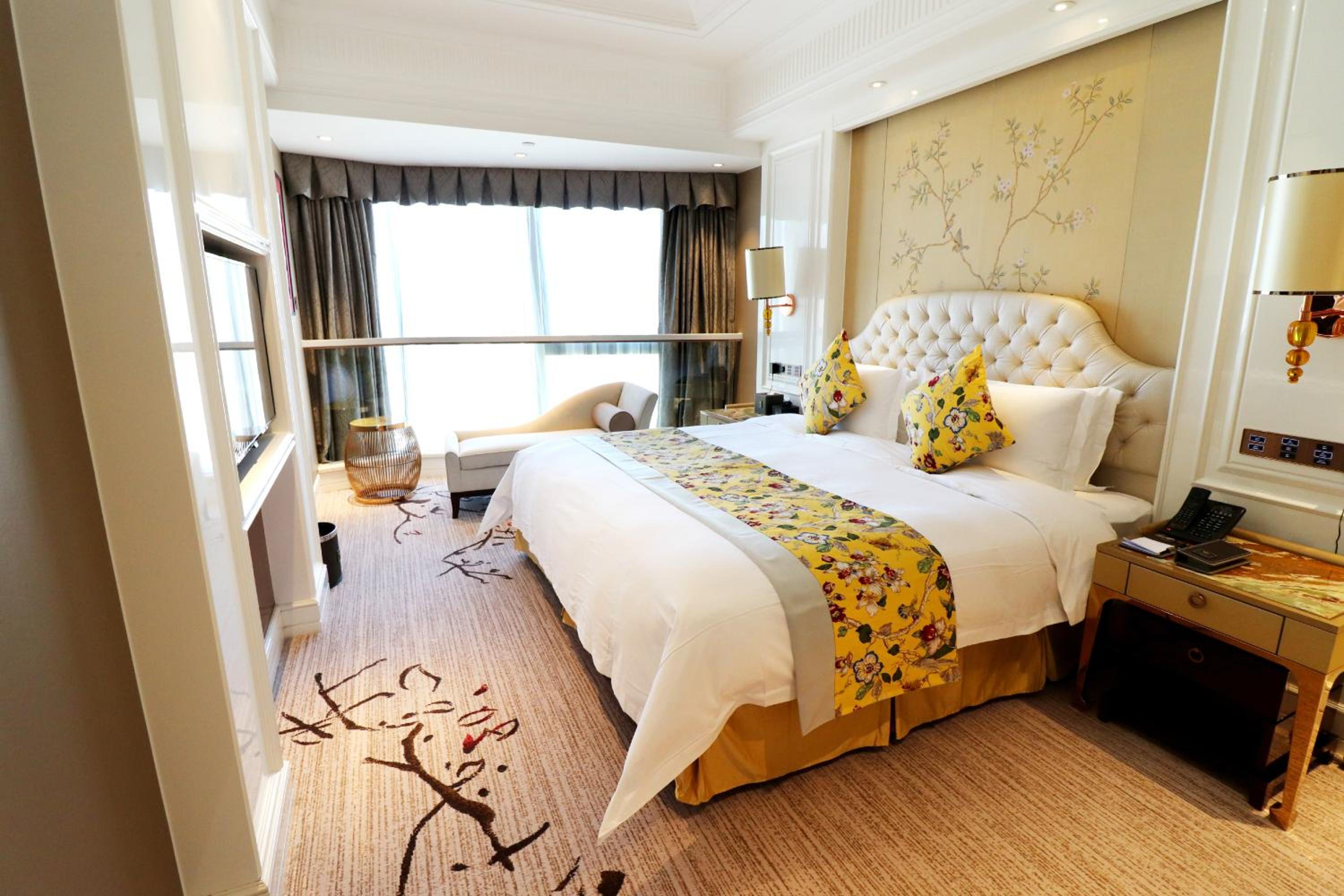 Executive, Suite