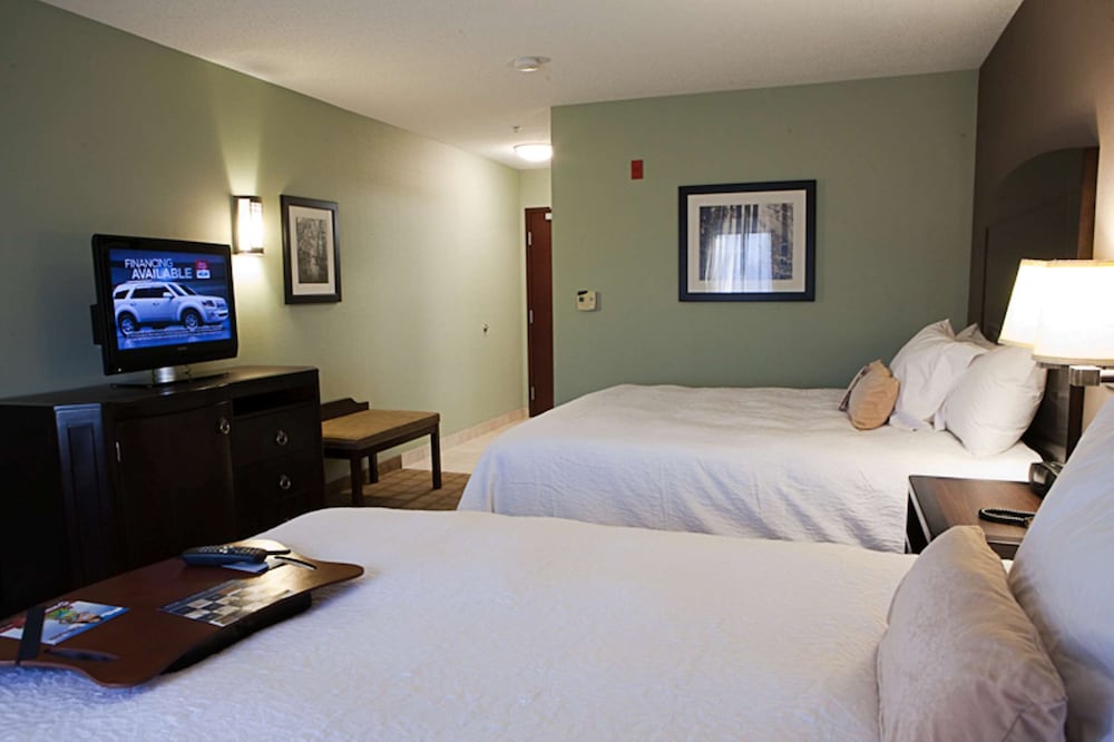 Hampton Inn Suites Detroit Canton 16/89