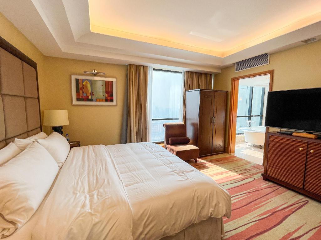 Chairman, Suite, King Bed, City View, Pool Side