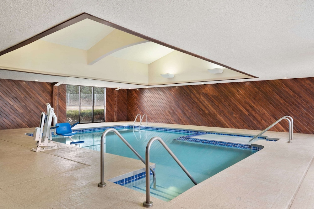 Super 8 by Wyndham Wausau 7/55