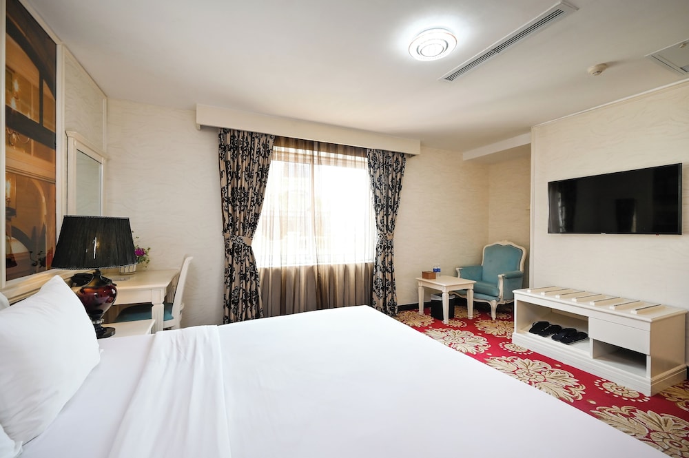 California Saigon Hotel & Rooftop Pool 17/50