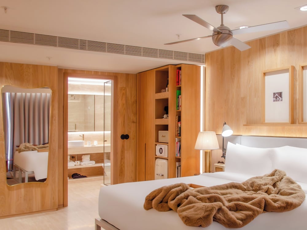 CONTEMPORARY, DELUXE, QUEEN BED