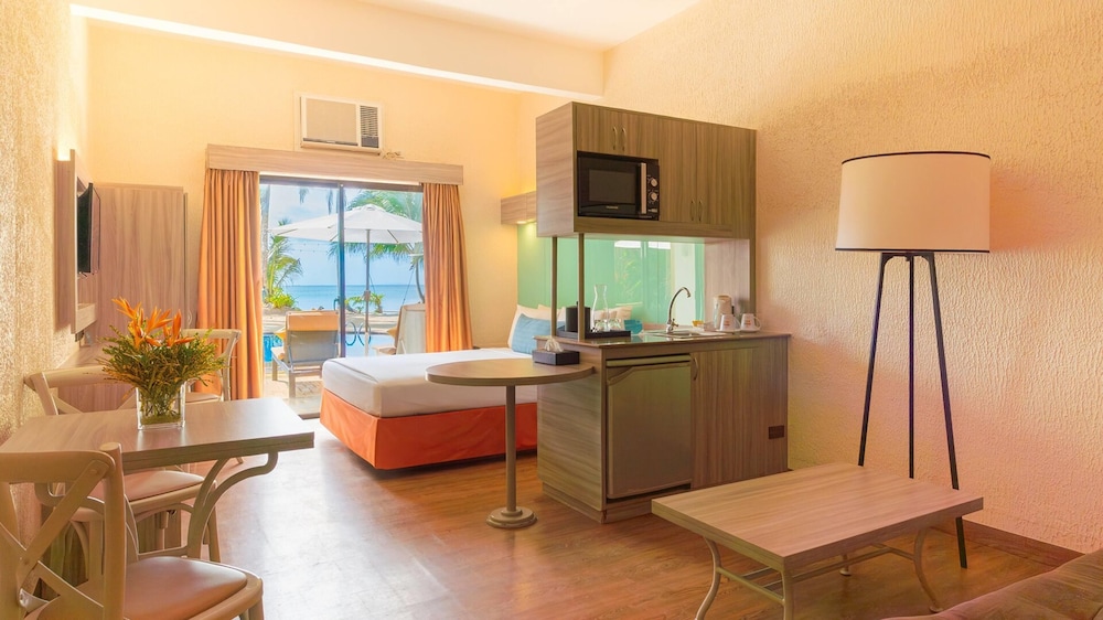 Suite, Queen Bed, Pool Access