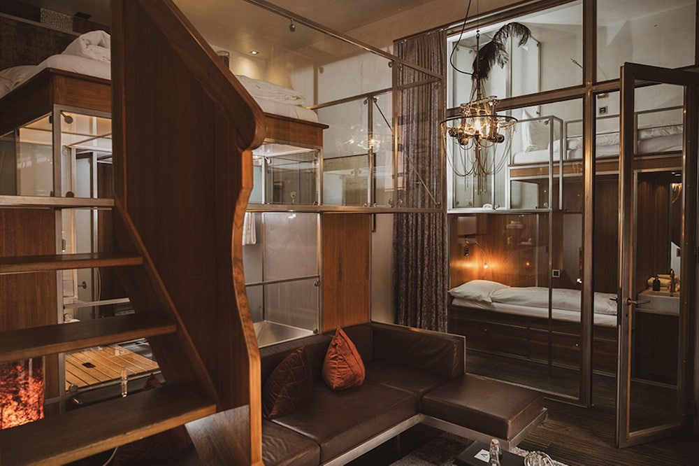 Backstage Hotel 24/48