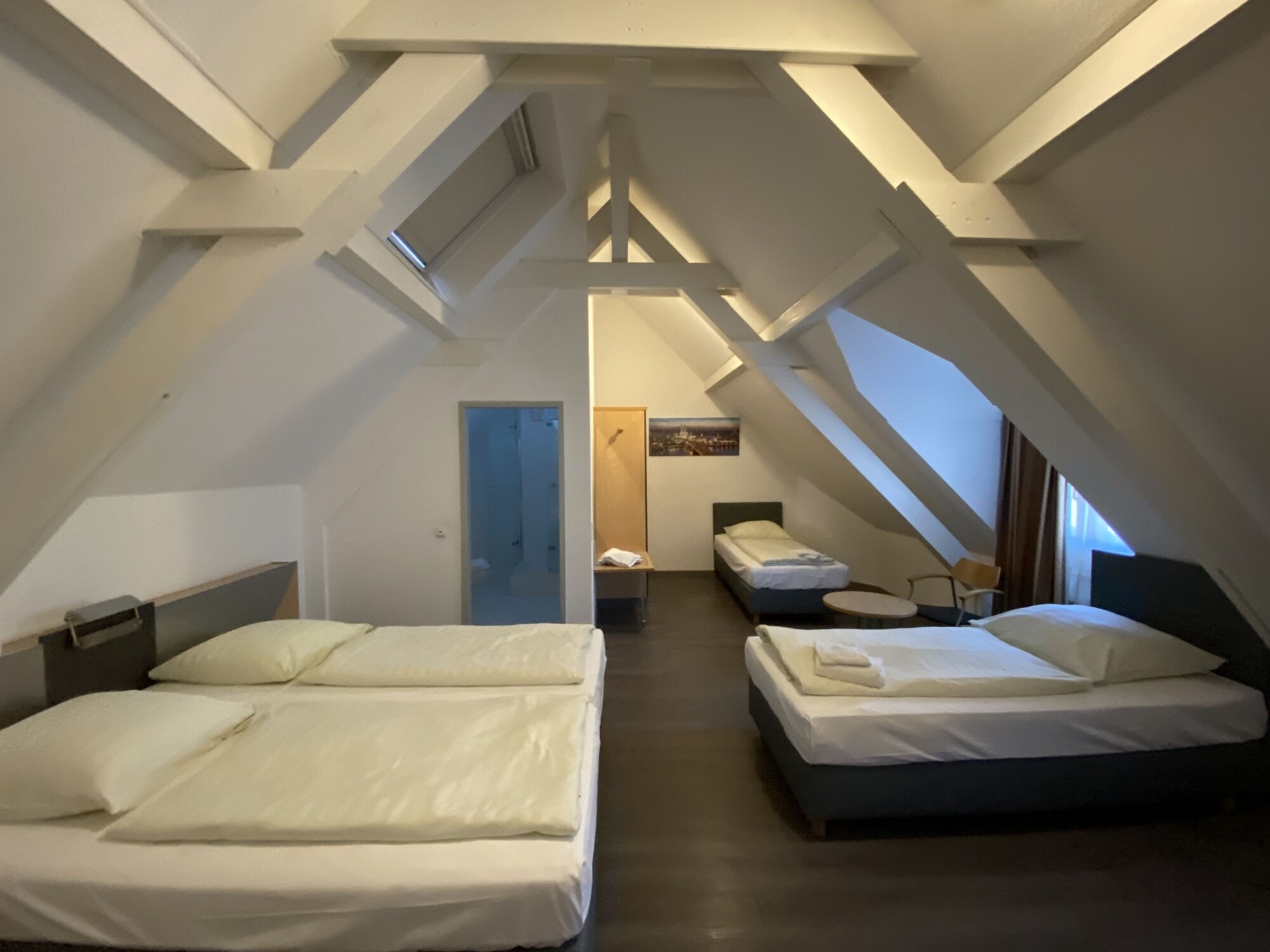 ROOM, QUADRUPLE