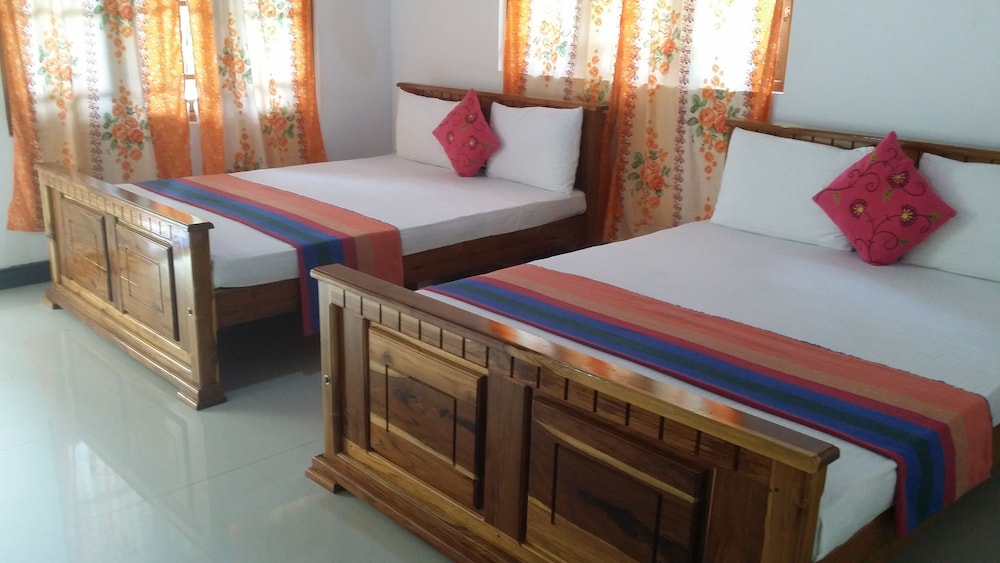DELUXE, QUADRUPLE, 2 QUEEN BEDS, GARDEN VIEW, SMOKING