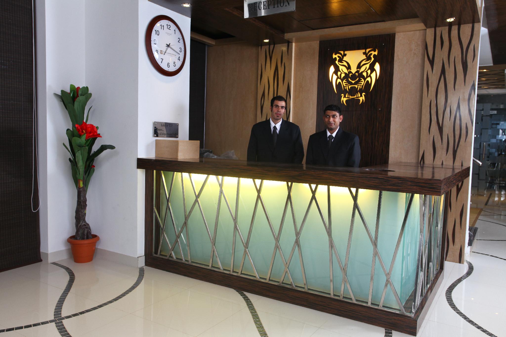 HOTEL TIGERS ROARE 8/50