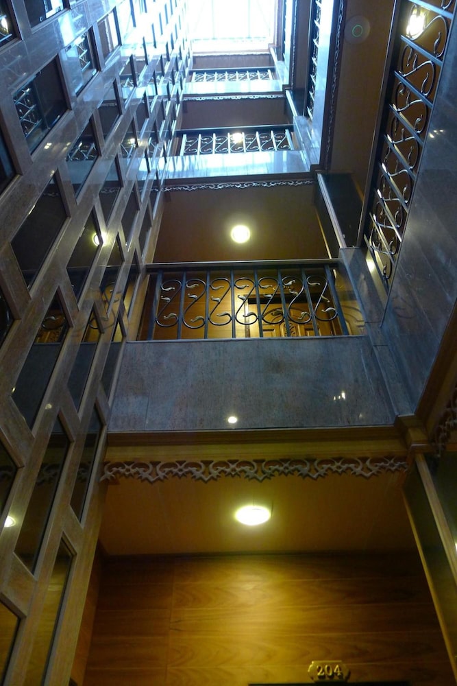 Tanee Place 2/48