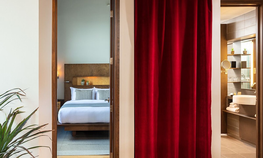 Hotel 71 50/50