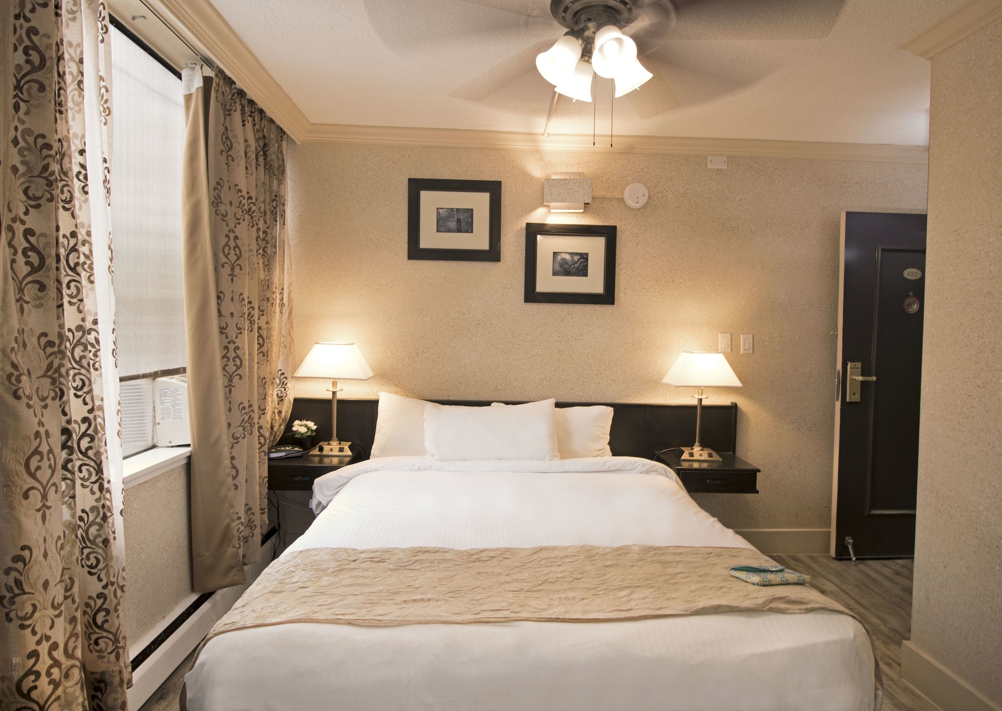 ROOM, QUEEN BED