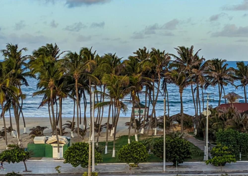 Golden Beach Hotel 79/86