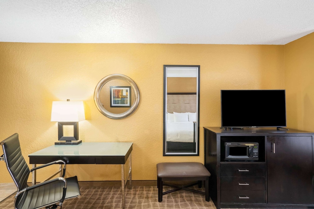 La Quinta Inn & Suites by Wyndham Hot Springs 45/57